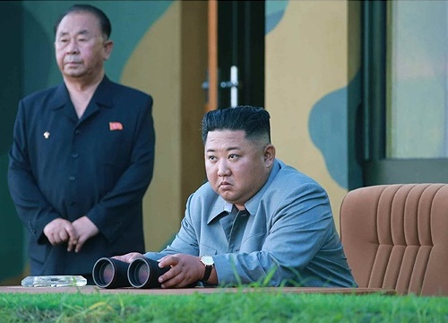 Ông Kim Jong-un cười tươi khi quân đội phóng tên lửa thành công