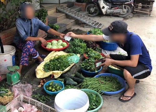 Thanh niên đi chợ mặc cả 1 nghìn với người bán rau, dân mạng đang định "nặng lời" liền dừng lại khi biết ngọn ngành câu chuyện