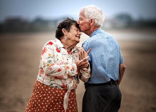 Chuyện đằng sau cái nắm tay tuổi "hàm răng thưa, nụ cười nhăn nheo" mà bất kì người trẻ nào cũng ước ao