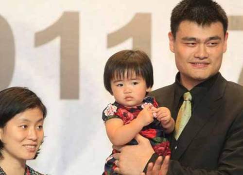 Con gái "khổng lồ" Yao Ming 9 tuổi cao 1m6: Sẽ là nữ cầu thủ cao nhất thế giới?