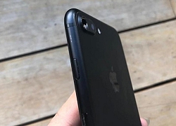 Cửa hàng 'dìm giá' iPhone xách tay, khách bức xúc vì bị moi tiền