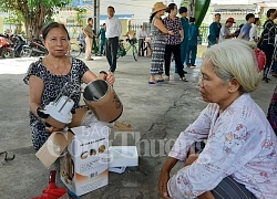 Hàng hóa không đảm bảo chất lượng nhưng phường vẫn vận động người dân nên chấp nhận