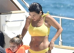 Kourtney Kardashian diện bikini bốc lửa trong kỳ nghỉ hè