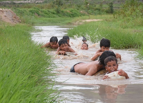 Ngăn suối dạy bơi cho trẻ em dưới chân núi Chư Đăng Ya