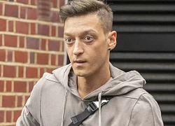 Ozil nhuộm lại tóc, thuê thêm vệ sĩ sau khi suýt bị cướp xe