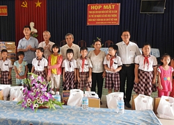 Tặng quà thương binh và nạn nhân da cam