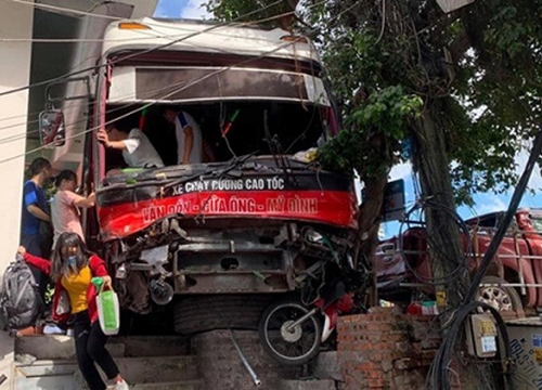 Vụ xe khách tông hàng loạt xe máy ở Quảng Ninh: 3 nạn nhân tạm qua cơn nguy kịch