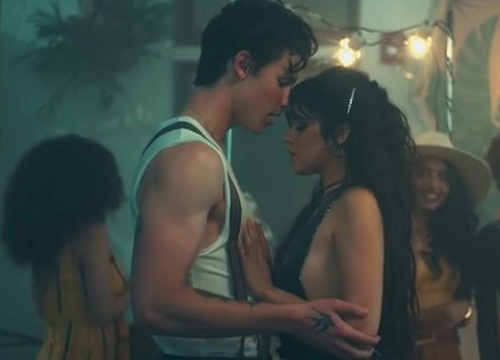 Lộ ảnh dàn cảnh chụp lén, Shawn Mendes và Camila Cabello bị chỉ trích dữ dội vì chiêu PR nửa mùa