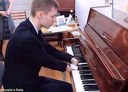 Lặng nghe khúc nhạc từ bàn tay không ngón lướt trên phím đàn piano