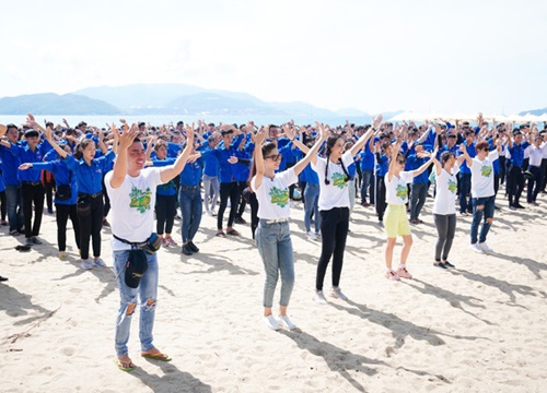 Mai Phương Thúy phơi nắng nhảy flashmob với cả ngàn học sinh, sinh viên, nghệ sĩ