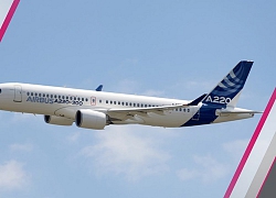 Máy bay Airbus A220 biểu diễn trên trời Hà Nội