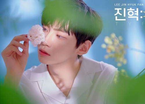 'Produce X 101' Lee Jin Hyuk bán sạch vé họp fan chỉ vài giờ, X1 gặp khó khăn lớn trước ngày debut