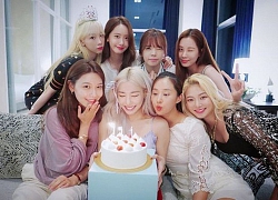 SNSD đăng tải ảnh tụ hợp trước ngày kỉ niệm debut, fan không thể kiềm lòng: 'Họ chính là tuổi trẻ của tôi'