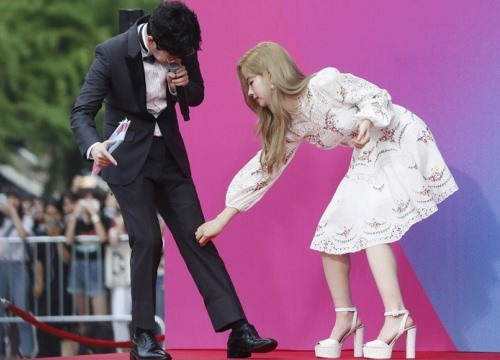 Thảm đỏ MGMA 2019: Dahyun (TWICE) 'tay không bắt bọ' trên đầu gối rapper DinDin