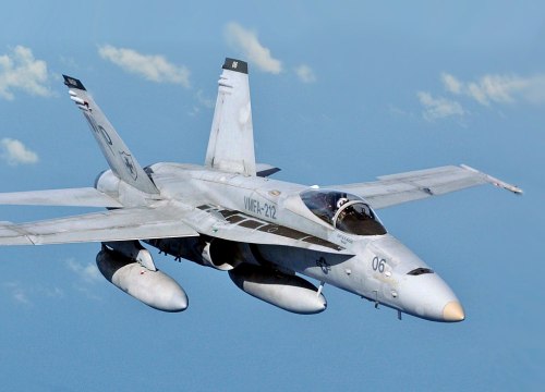 Tiêm kích F-18 của Mỹ gặp nạn, 7 người dưới đất bị thương, phi công chưa rõ