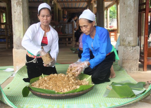 Về xóm Ải xem người Mường làm du lịch