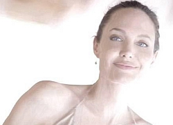 Angelina Jolie bán nude khoe hình xăm trên lưng gợi cảm