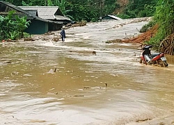 Ảnh: Huyện Mường Lát ngập ngụa trong bùn lũ, bị cô lập vì sạt lở