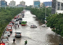 Ảnh: Phố Hà Nội biến thành sông, dòng xe cộ nối đuôi nhau 'bơi' trên đường