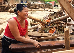 Bản làng tan hoang, người dân gào khóc sau trận lũ dữ