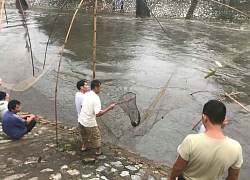 Chùm ảnh người dân Hà Nội ra sông Kim Ngưu bắt cá sau bão số 3