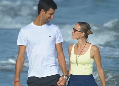 Djokovic nắm chặt tay, hôn trán vợ trong kỳ nghỉ