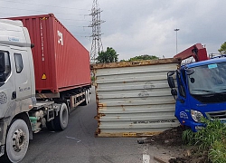 Thùng container rơi trúng ôtô tải ở Sài Gòn, tài xế may mắn thoát nạn