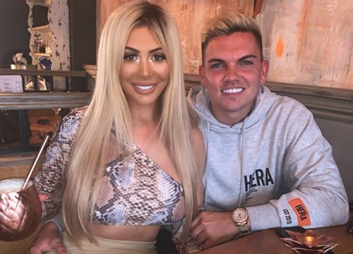 Hậu chia tay bạn trai, Chloe Ferry tự tin diện bikini khoe vòng ba ngoại cỡ