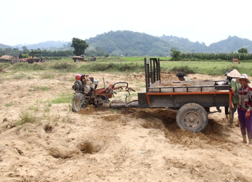 Khai thác cát "lậu" từ lòng sông tràn lên nương rẫy