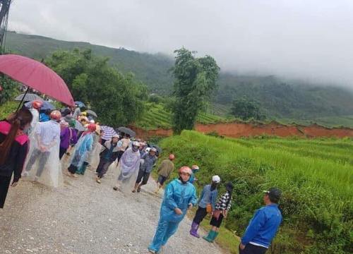 Lào Cai: Sạt lở 300m3 đất làm một người chết