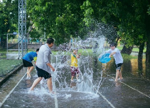 Mưa bão Hà Nội khiến bạn chán ngấy, hãy chiêm ngưỡng ngay những hình ảnh 'lầy lội' này của nhóm nam sinh Học viện Nông Nghiệp