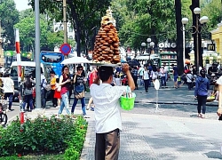 Người đàn ông đội chồng bánh lạ dạo quanh nhà thờ Đức Bà Sài Gòn và câu chuyện mưu sinh xúc động