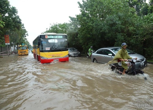 Nhiều xế hộp "bơi" trên đại lộ hiện đại bậc nhất Việt Nam