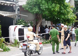 Ô tô 'điên' lao lên vỉa hè rồi lật nghiêng, 2 người bị thương nặng