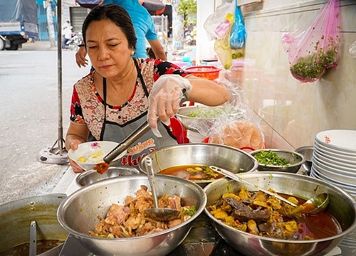 Quán mì quảng 20 năm không... tên, được khách tặng tạp dề vì 'bữa sáng tuyệt vời!'