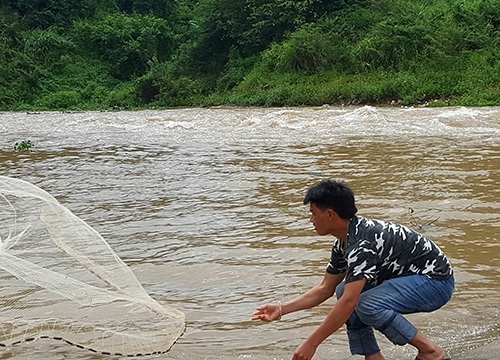 Ra sông quăng chài, 1 người bị nước lũ cuốn trôi