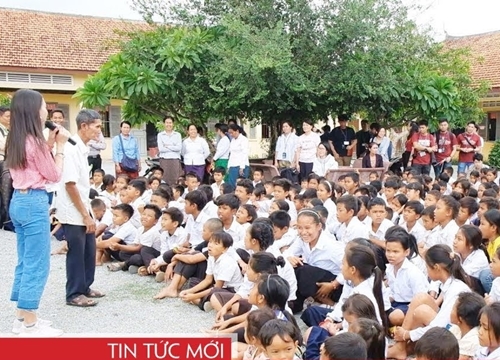 Sinh viên tham dự diễn đàn môi trường châu Á vui chơi với thiếu nhi Campuchia