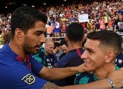 Suarez "thân mật" với sao Arsenal trong ngày Barca giành cúp Joan Gamber