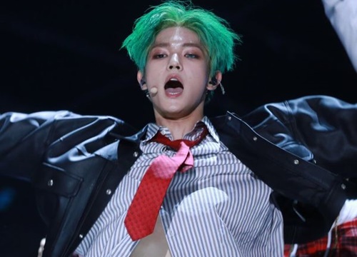 Taeyong (NCT) làm fan 'chết tim' với mốt áo crop top ngắn hơn idol nữ