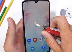 Xót xa trước màn tra tấn Galaxy A50 bằng dao rọc giấy, hơ lửa và bẻ cong không thương tiếc