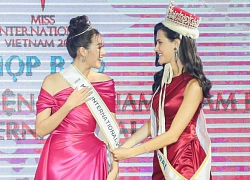 Á hậu Tường San được Hoa hậu Quốc tế trao sash đại diện Việt Nam thi Miss International 2019