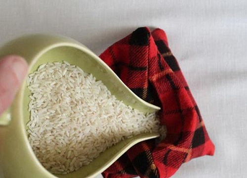 Âm thầm lấy bao lì xì vùi dưới hũ gạo, vợ hốt hoảng gọi chồng ra xem điều đặc biệt