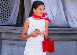 Bé Suri Cruise xuống phố một mình, mặc đồ như quý cô ở tuổi 13