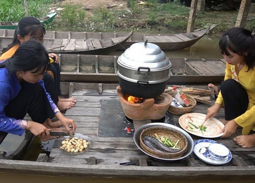 Cá lóc hấp cơm mẻ đón con nước lên chậm năm nay