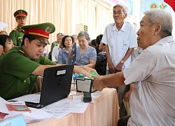 Đến tận nơi, làm thủ tục cấp căn cước cho 100 người cao tuổi