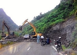 Hòa Bình: Sạt lở đất đá do mưa lũ, Quốc lộ 6 ách tắc nhiều giờ