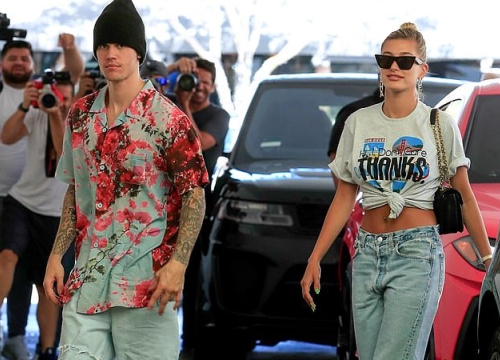 Justin Bieber lái siêu xe, dạo phố cùng vợ trẻ trước thềm đám cưới