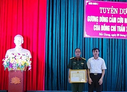 Khen thưởng sỹ quan cứu nữ giáo viên nhảy cầu tự tử tại Bắc Giang