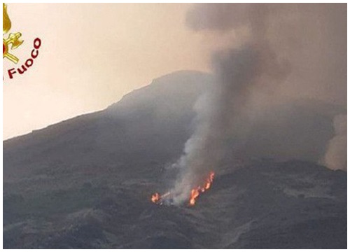 Núi lửa Stromboli ở Italy phun trào dữ dội