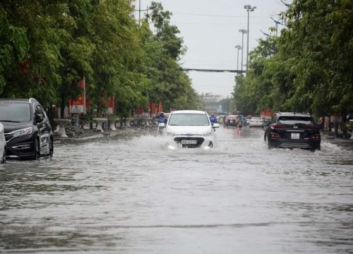 Ô tô, xe máy liên tục chết máy vì đường bị ngập ở TP. Thanh Hóa